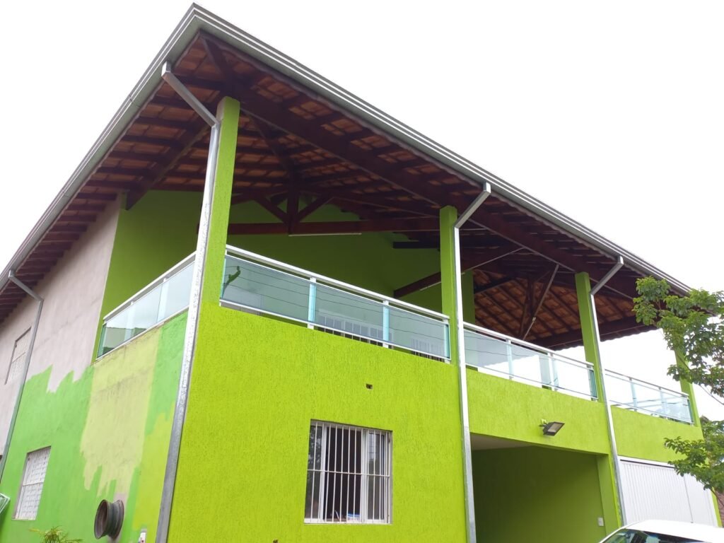 Fachada residencial com guarda-corpo de vidro instalado em varanda superior em Poá SP