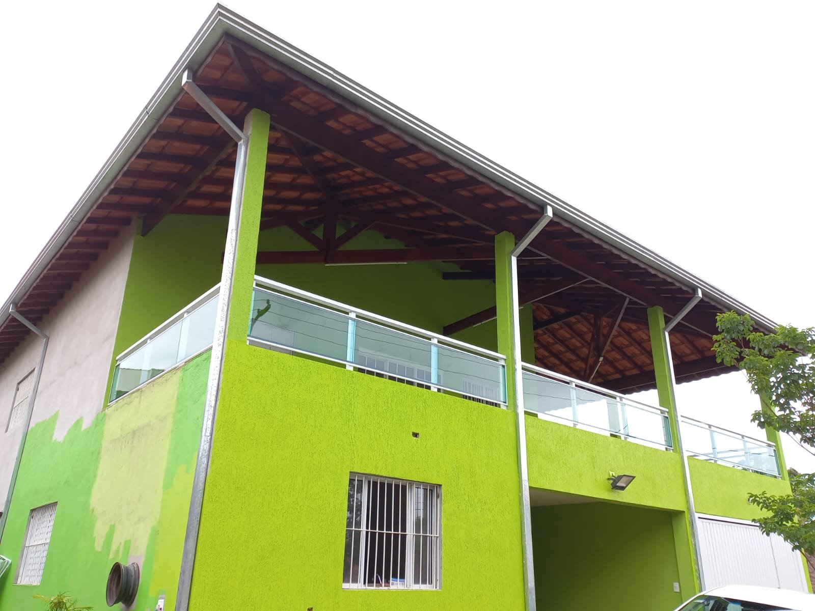 Fachada residencial com guarda-corpo de vidro instalado em varanda superior em Poá SP