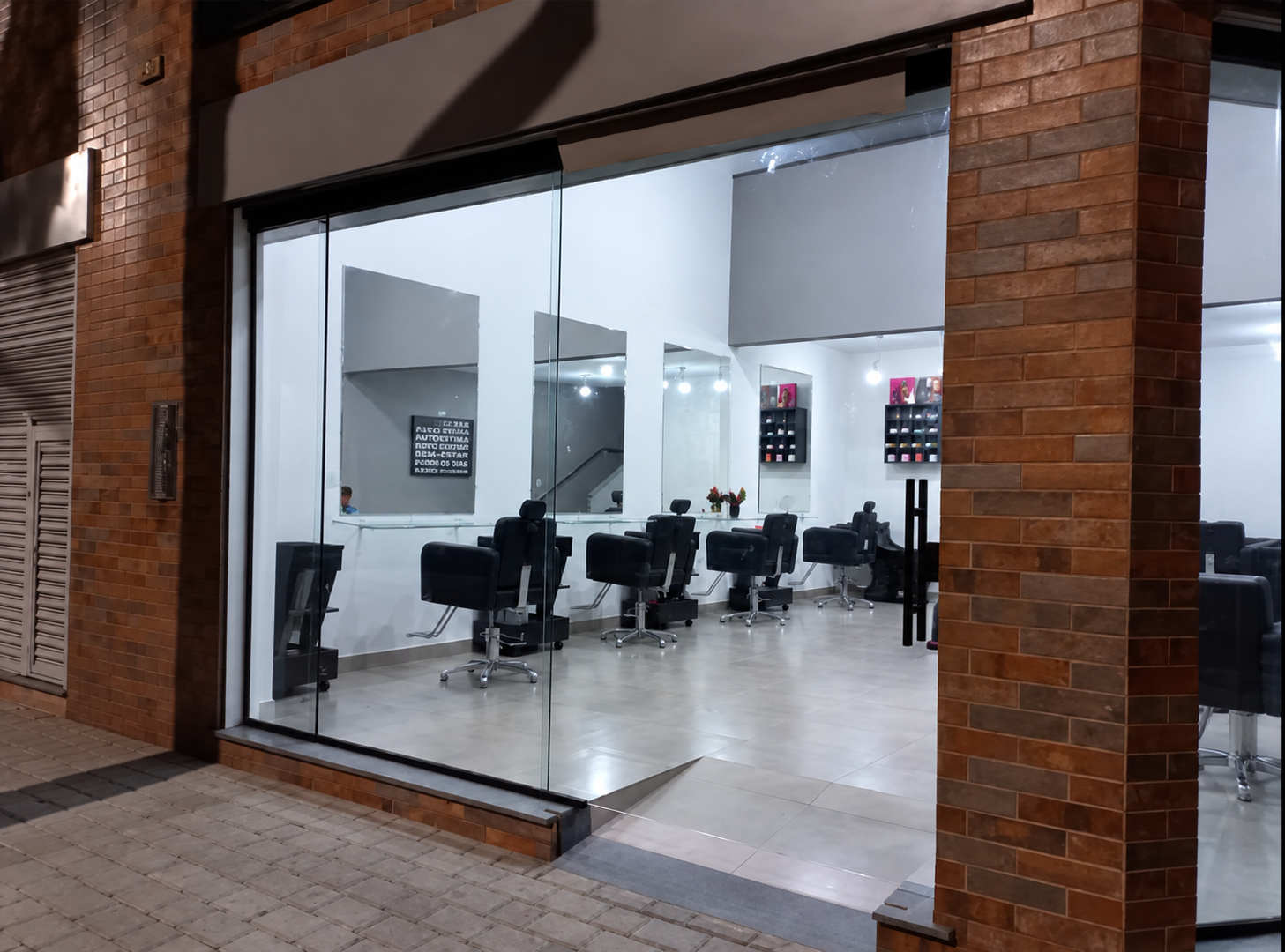 Fachada comercial em vidro com porta de acesso instalada em estabelecimento em Poá SP